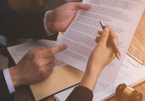 Un courtier en assurance et un client examinent un document