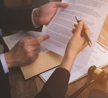 裁判官_文書を指す手