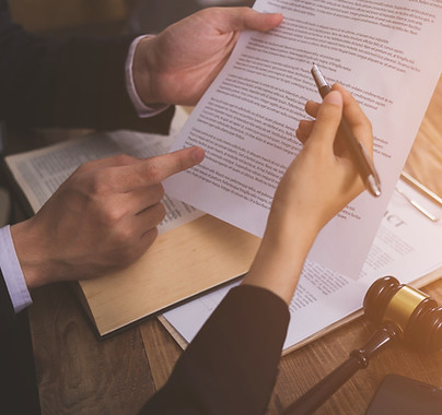 Les experts examinent un document