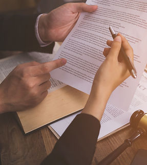Les juges examinent un document