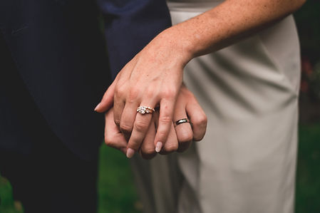 Primer plano de las manos entrelazadas