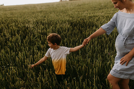 Madre e hijo al aire libre
