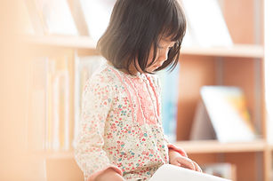 絵本を読んでいる女の子