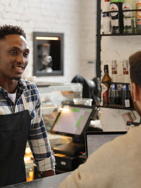 Camicia e grembiule personalizzato per caffetteria
