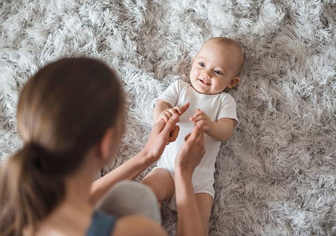 Baby spielt zusammen