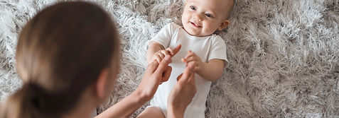 Bebê brincando junto