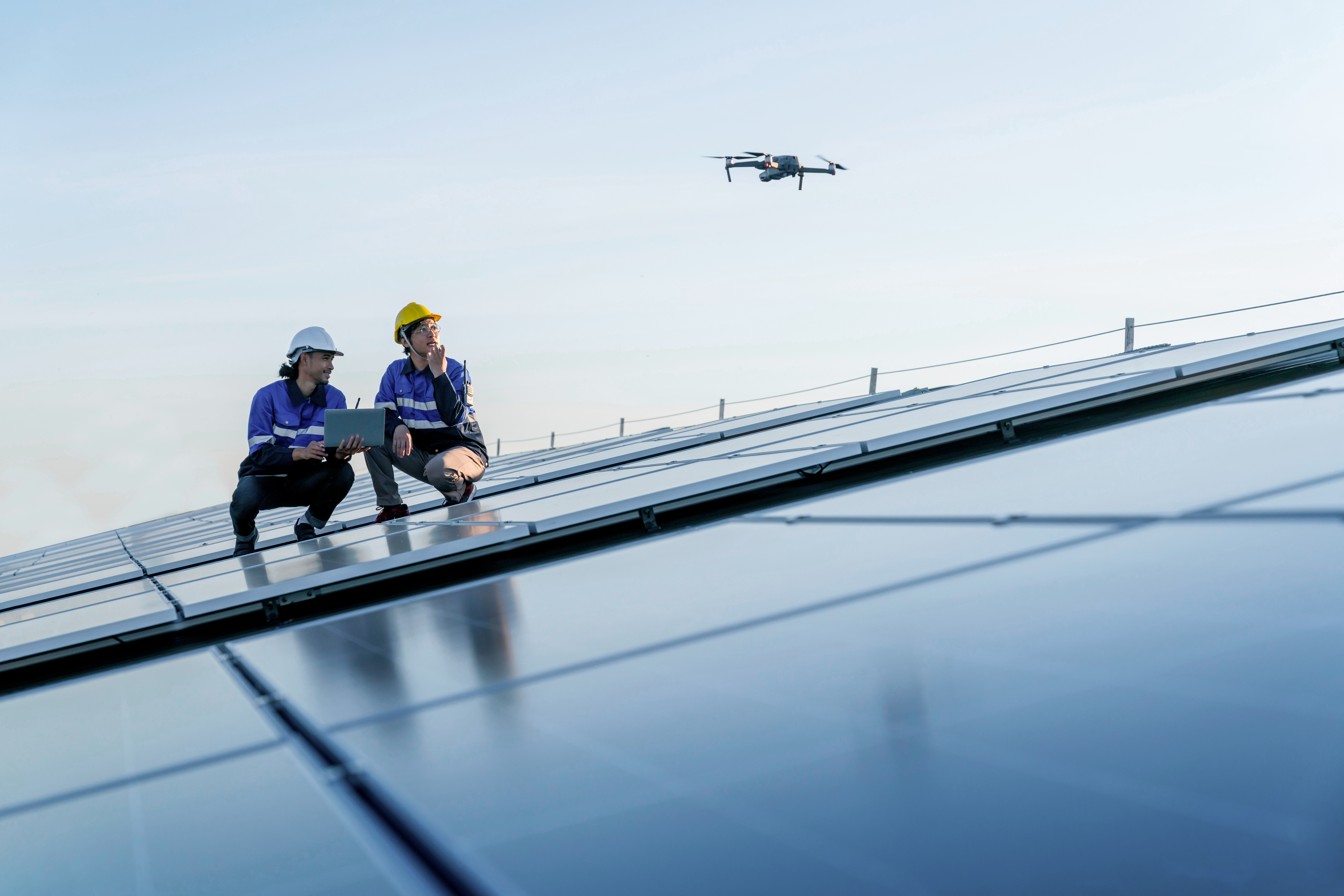 Des ingénieurs inspectent les installations solaires