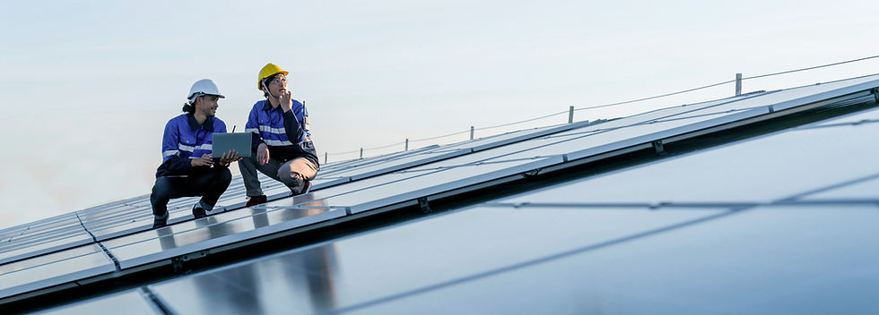 Ingenieros en el techo solar