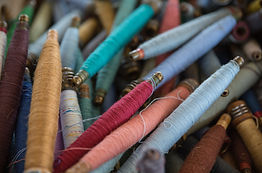 Bobines de fils colorés