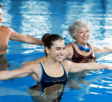 Gruppe in Wassergymnastik