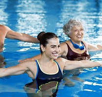 Classe di aerobica in piscina