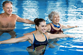 Clase aeróbica en piscina