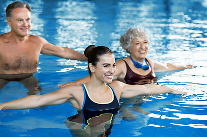 Clase aeróbica en piscina