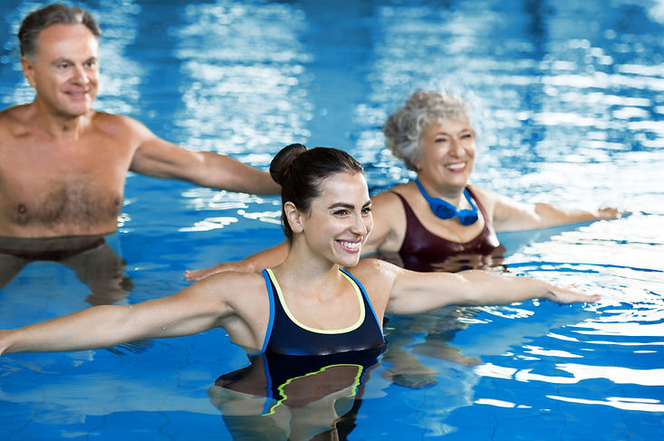 Classe aeróbica na piscina