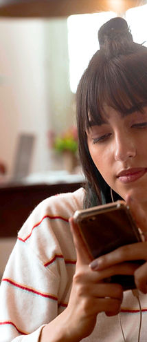 Femme utilisant son téléphone