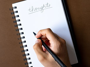 Écriture manuscrite dans un cahier
