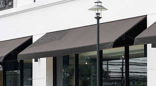 Auvent sur un bâtiment commercial