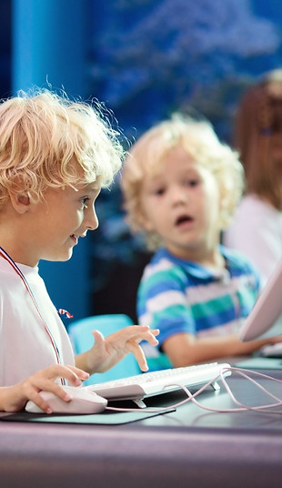 Niños que usan computadoras