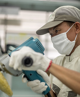 車磨きをする作業員