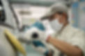 Mann mit Poliermaschine