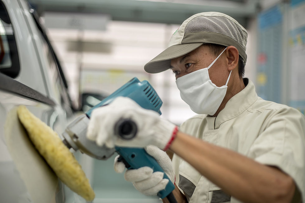 車磨きをする作業員