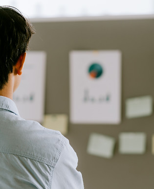 Persona mirando tablero