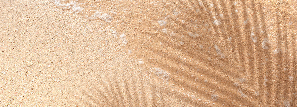 Arena de playa con sombras