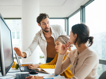 Die goldene Mitte: Was ist hybrides Arbeiten?