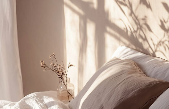 Chambre baignée de lumière, où la clarté du jour révèle un intérieur apaisé, propice au repos, à l’ancrage et au retour à soi