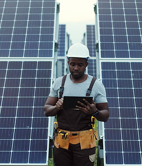 Ingeniero con paneles solares