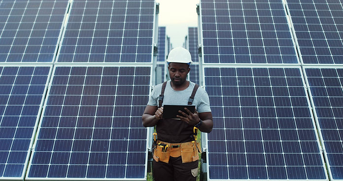 Ingeniero con paneles solares