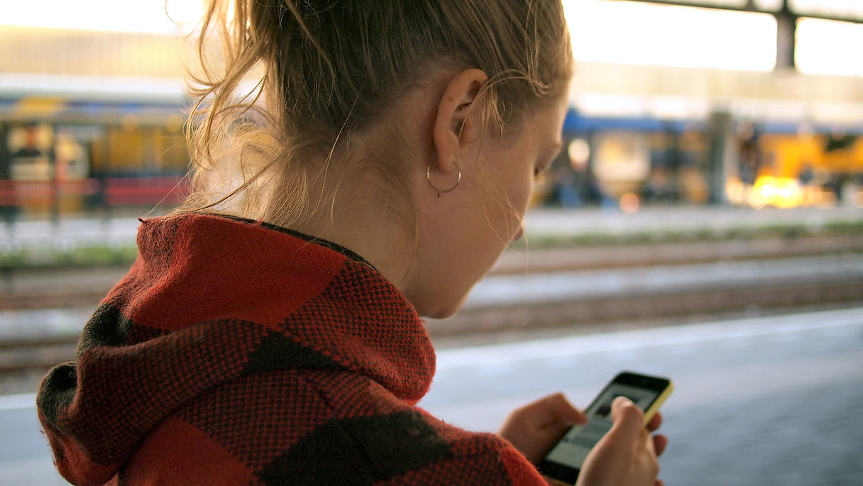 Frau mit Handy