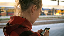 Frau mit Handy