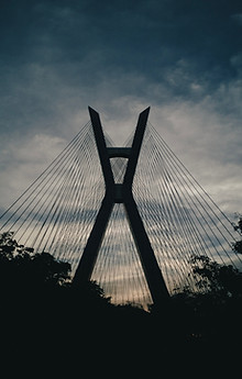 Puente al anochecer