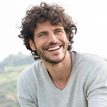 Hombre joven sonriente