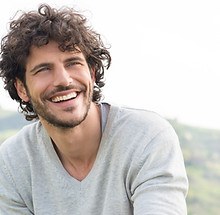 Hombre joven sonriente