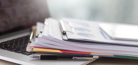 Ordinateur portable et paperasse