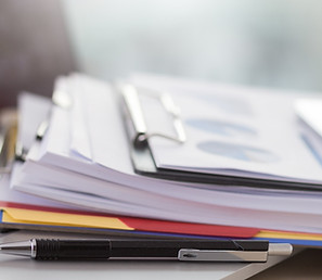 Ordinateur portable et paperasse