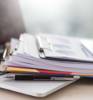 Laptop und Papierkram