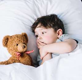 Garçon avec ours en peluche