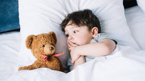 enfant sur un oreiller