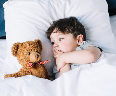 Garçon avec ours en peluche