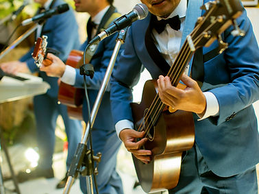 Músicos se apresentando ao vivo