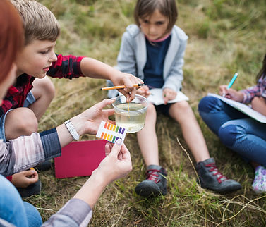 Niños preparandose para jugar con tizas de colores
