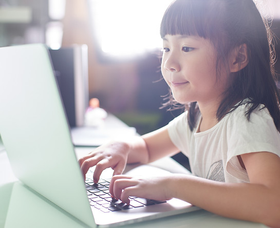 노트북을 사용하는 학생
