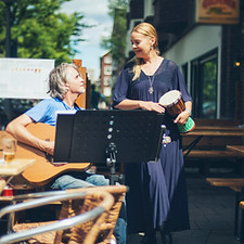 Muzikanten op terras