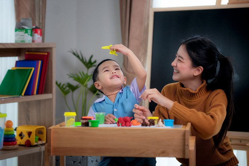 Mamá y bebé jugando juntos con juguetes