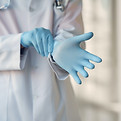 Doctor con guantes quirúrgicos