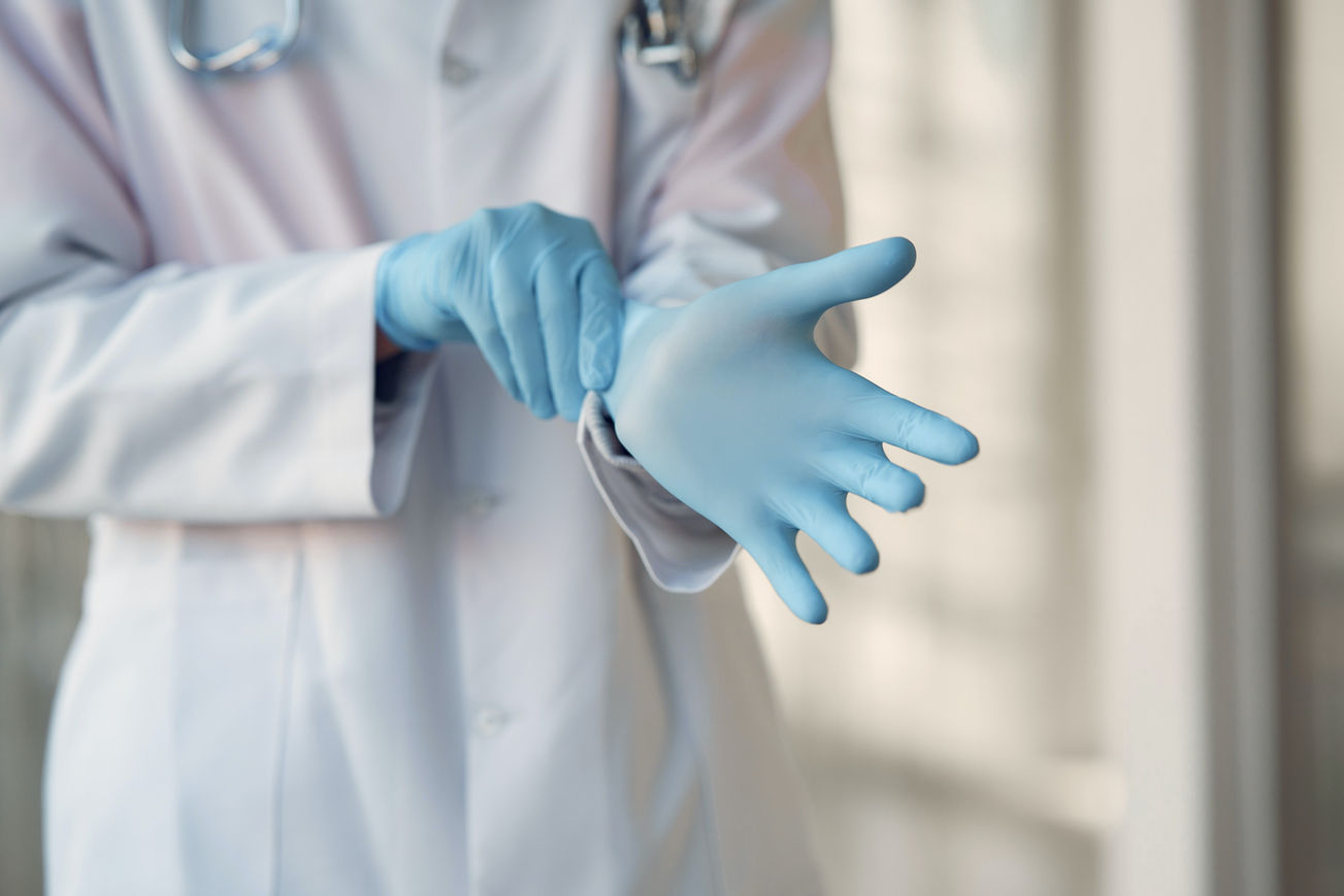 Médico usando luvas cirúrgicas