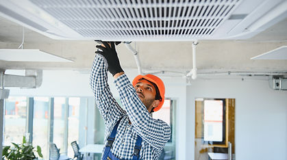Técnico de HVAC em atividade